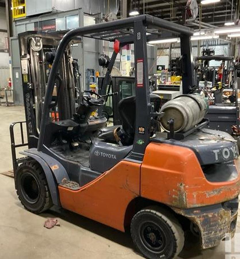 019 Toyota 8FGU25 4,850 lb pneumatic forklift – side profile with 3‑stage mast and solid pneumatic tires