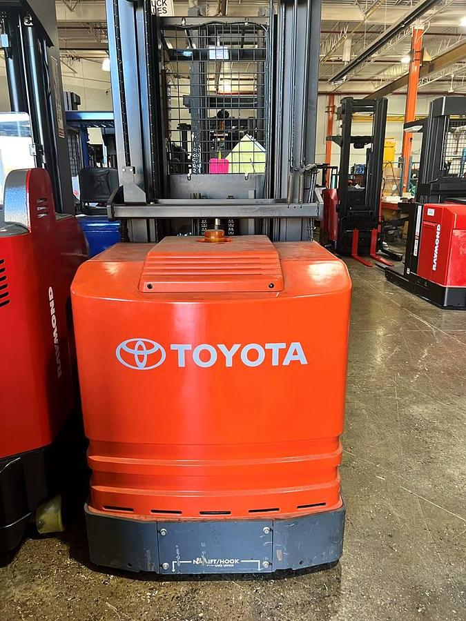 Toyota 7BPUE15 – direct rear view – counterweight, rear guard, and harness anchor point – CSA/MOL electric order picker – Brampton ON