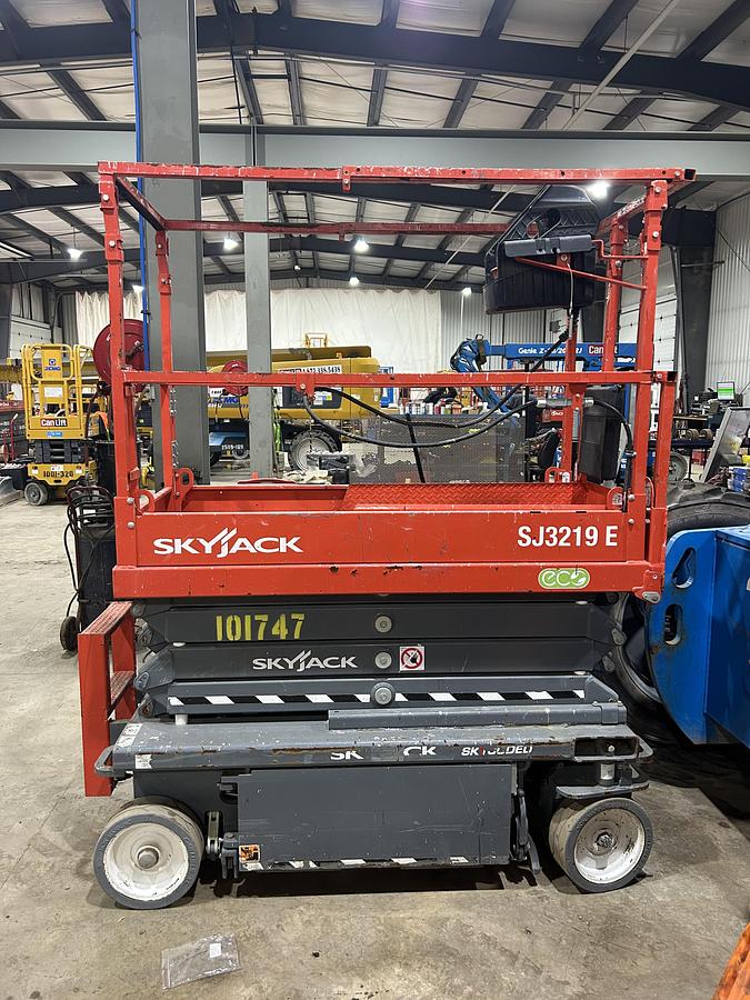 Refurbished 2024 Skyjack SJIII 3219 Electric Scissor Lift | 25’ Platform | 32” Narrow Chassis | Extension Deck | CSA | Brampton
