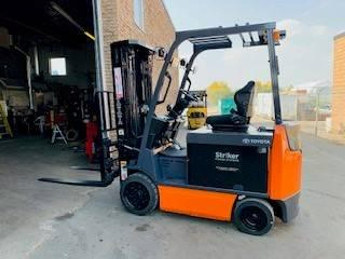 Profile view of 2020 Toyota 8FBCU30 electric forklift showing 4-wheel chassis, battery compartment, and side shift carriage