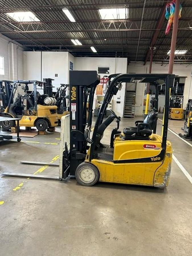 Refurbished 2022 Yale ERP040VT | 4,000 lb Electric Forklift | 84/240 in Quad Mast | S/S + Fork Positioner | 36V Battery