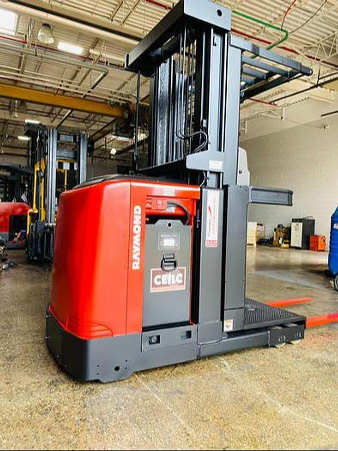 Freezer‑Ready Raymond Order Picker – CSA/MOL Certified – 210" Triple Mast