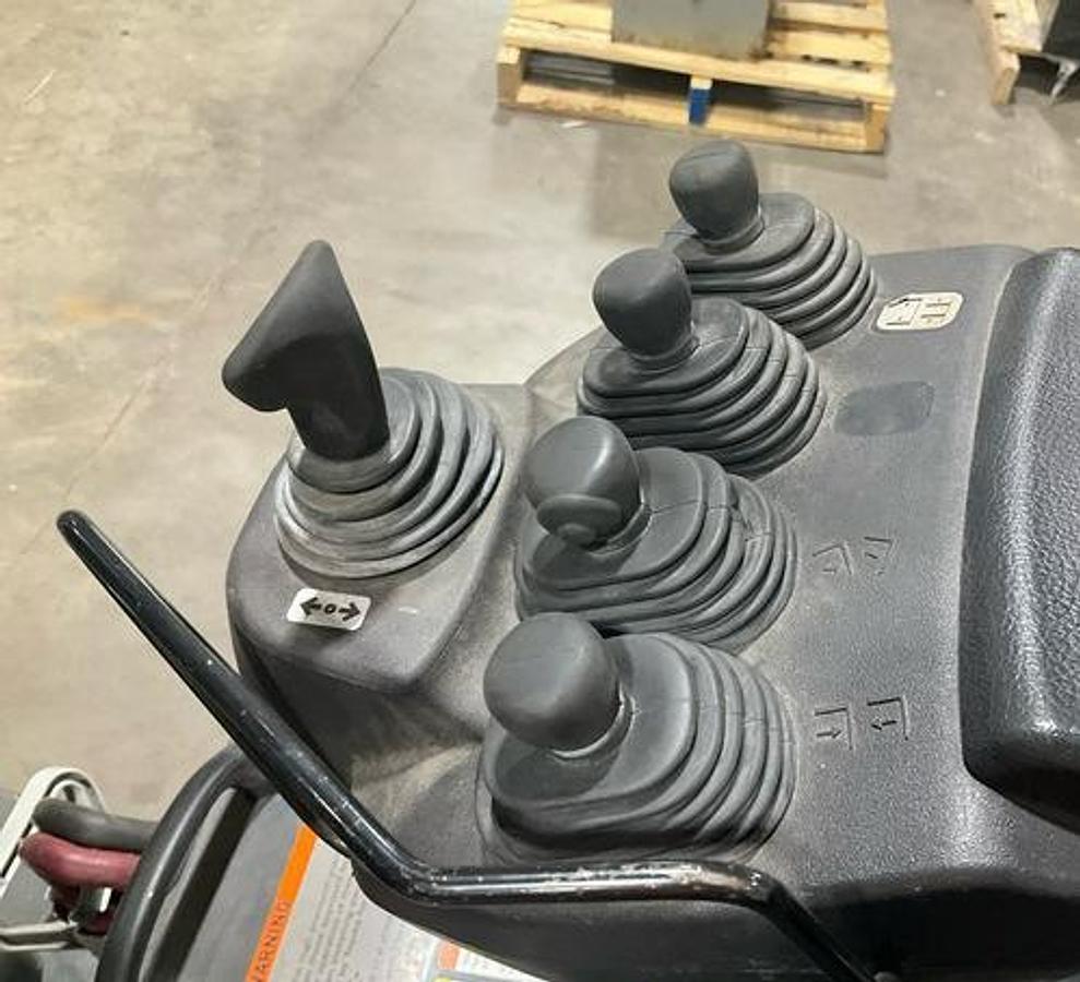 Toyota 8FBE20U mini‑stick hydraulic controls — side‑shift and mast function levers