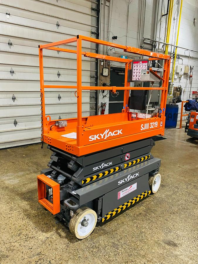 Skyjack SJIII 3219 – angled side view – scissor stack, platform extension, CSA safety decals – electric slab lift – Brampton ON