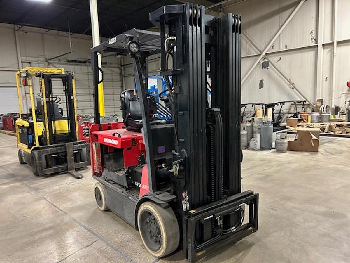 Raymond 4750-C50L – angled mast view – quad-stage mast and fork carriage – CSA/MOL certified electric forklift – Brampton ON