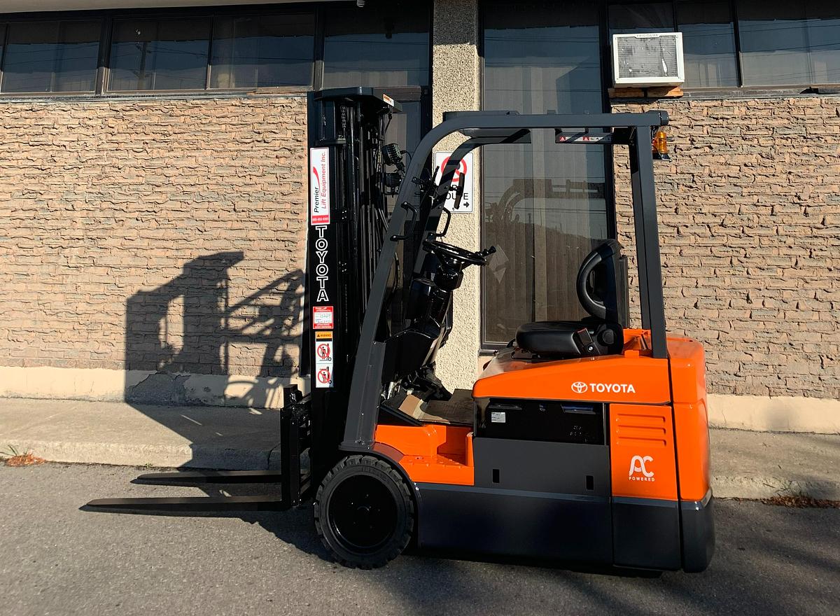 2015 Toyota 7FBEU15 electric forklift – side view – 3,000 lb capacity – 189 inch triple mast – side‑shifting fork positioner – traction cushion tires