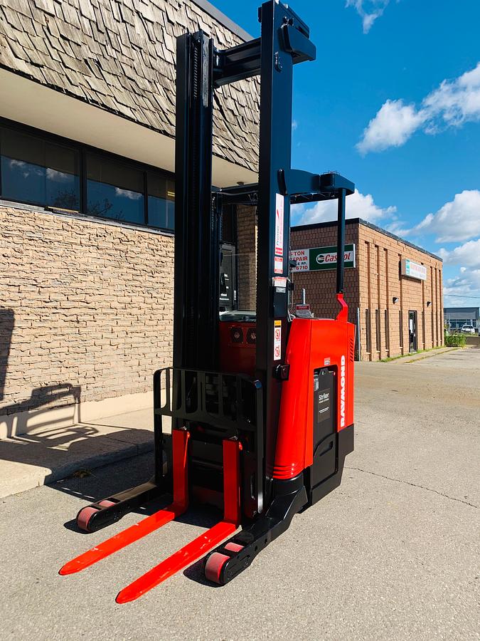 Front angled view showing mast rails and 42” fork tips