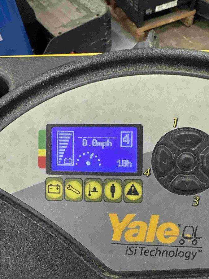 Operator dash display of Yale ESC040AD showing ultra‑low 10 hours.