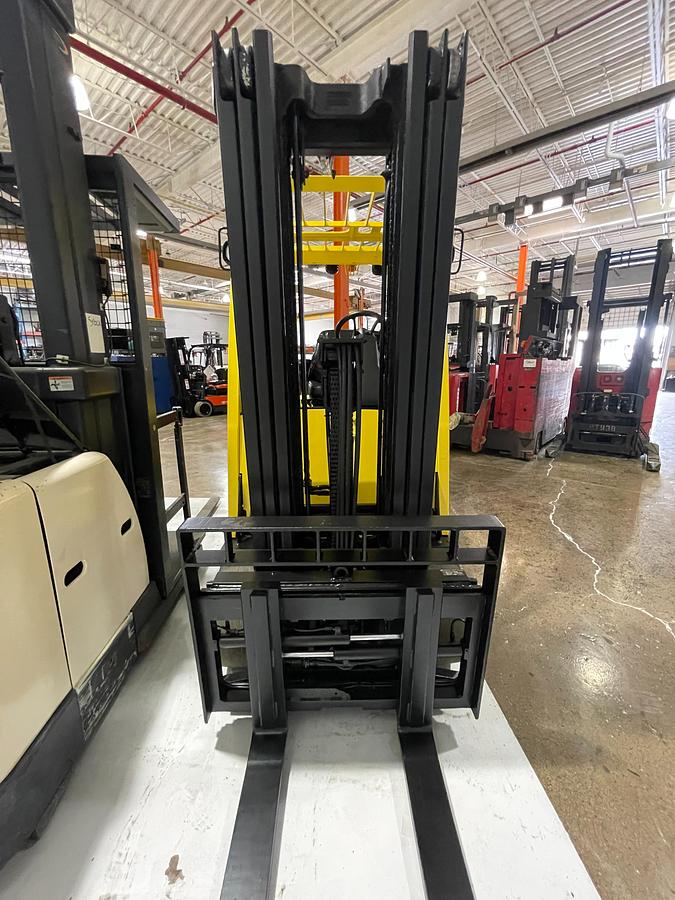 Hyster E60XN – direct front view – forks, mast, and cushion tires – CSA-certified electric forklift – Brampton ON