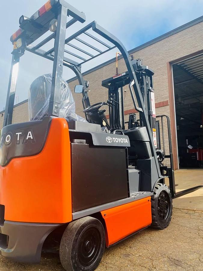 Back angled side view showing counterweight and rear lights