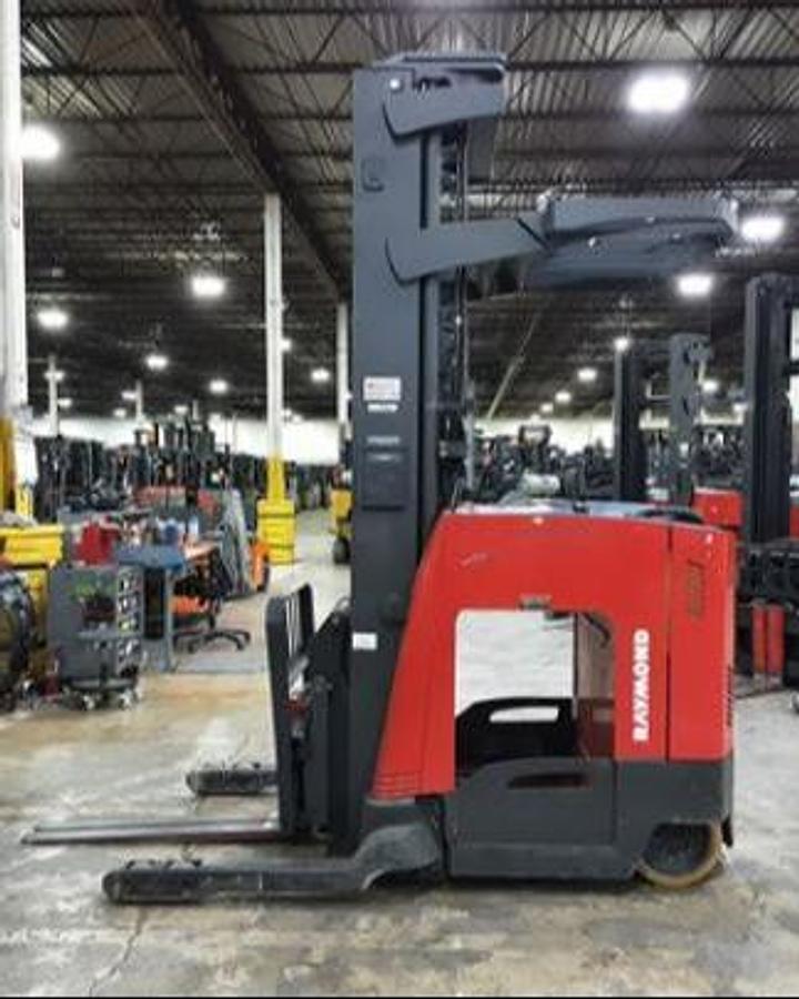 Side view of Raymond 750-DR32TT forklift – electric double reach truck, CSA-certified, pantograph reach, 3,200 lb capacity, 36V AC drive – Premier Lift Equipment Brampton ON