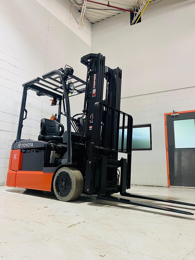 Toyota 8FBE20U – angled view from opposite front corner – triple mast and chassis – CSA certified electric forklift – Brampton ON