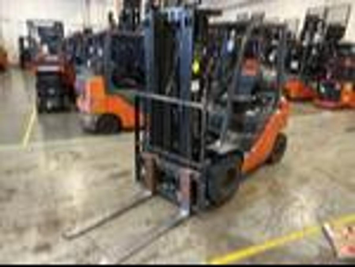 Toyota 8FGU20 – angled front view – 42” forks, triple mast, and outdoor tread tires – CSA-certified LPG pneumatic forklift – Brampton ON