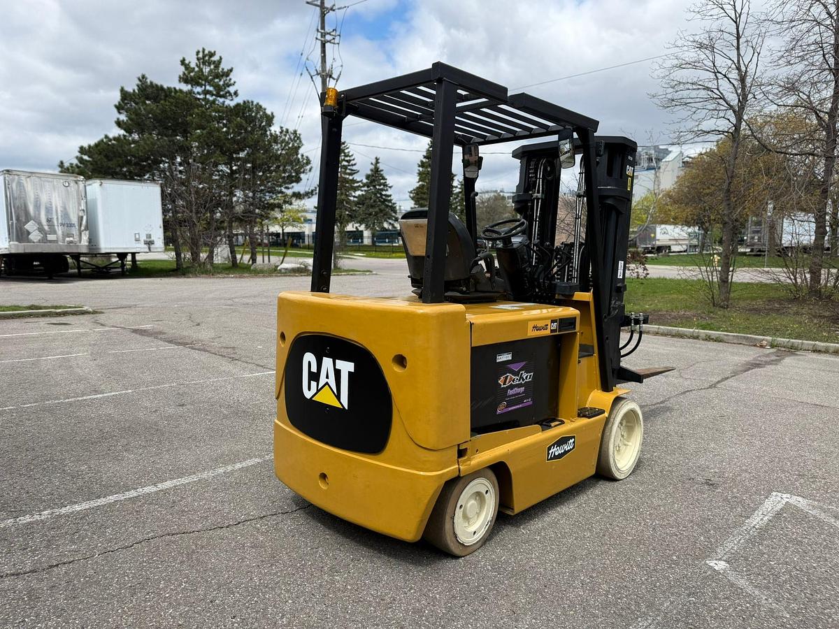 Cat E1000 – rear angle view – counterweight, battery compartment, CSA/MOL decals – heavy-duty electric forklift – Brampton ON