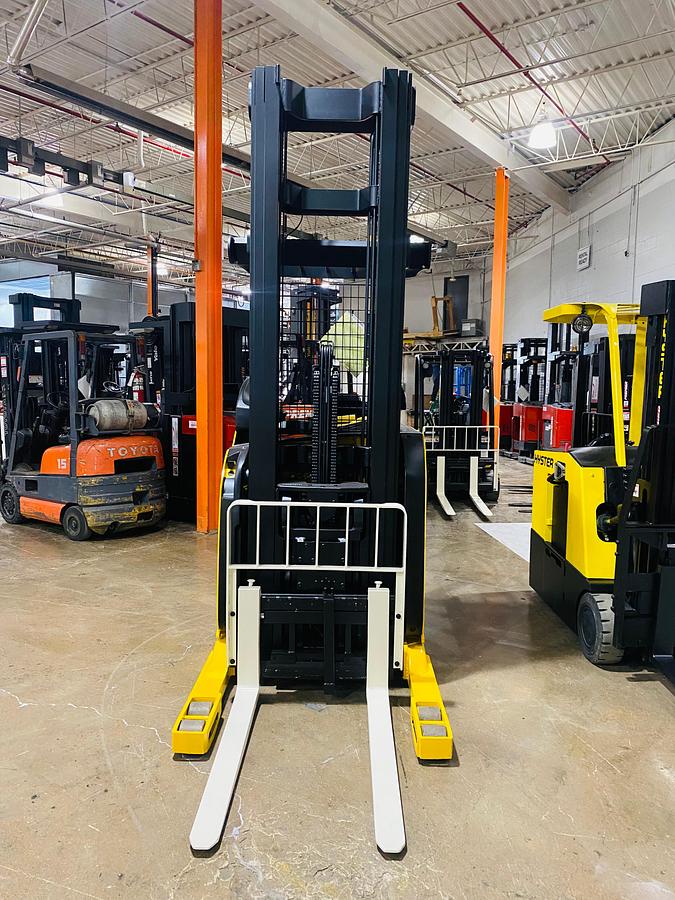 Front view of mast, carriage, load back rest, forks and straddle legs