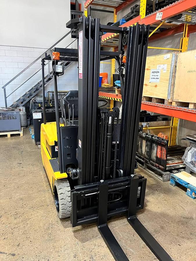 Front angled view showing mast rails and fork tips