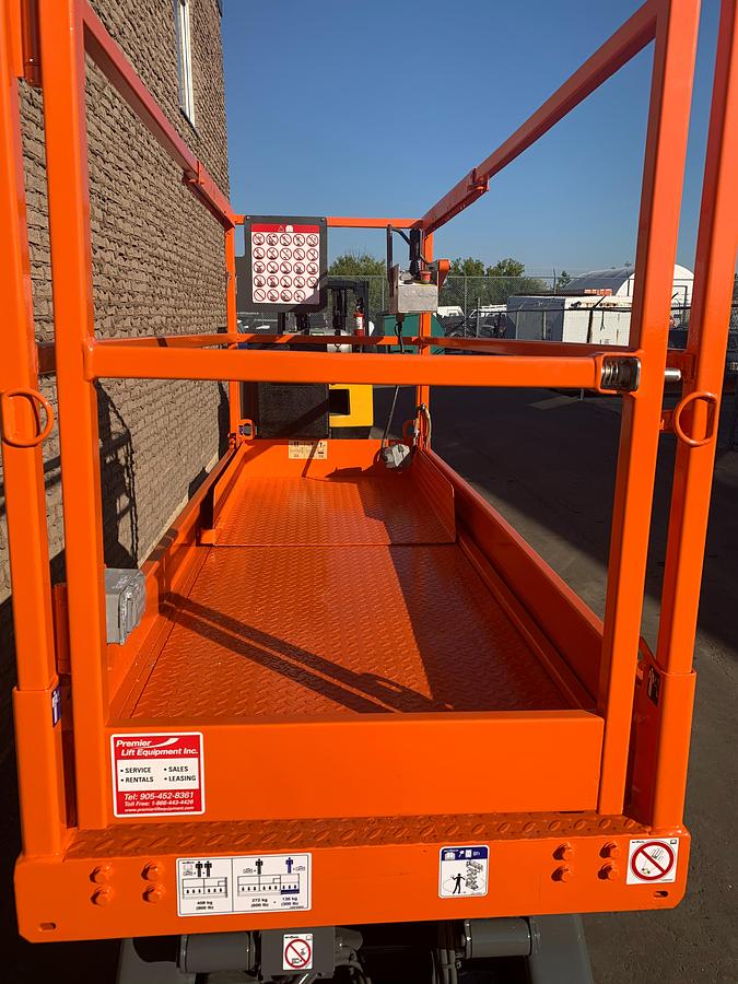 Skyjack SJIII 3220 – direct front view – platform rails, control box, extension deck – CSA/MOL certified – Brampton ON