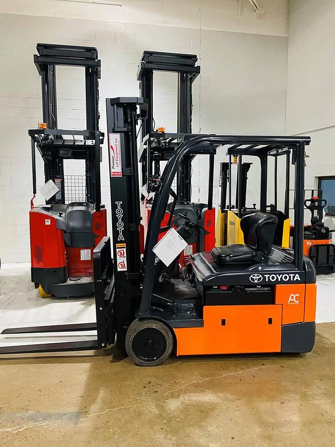 Profile view of 2017 Toyota 8FBE20U electric forklift showing 3-wheel chassis, battery compartment, and mast configuration