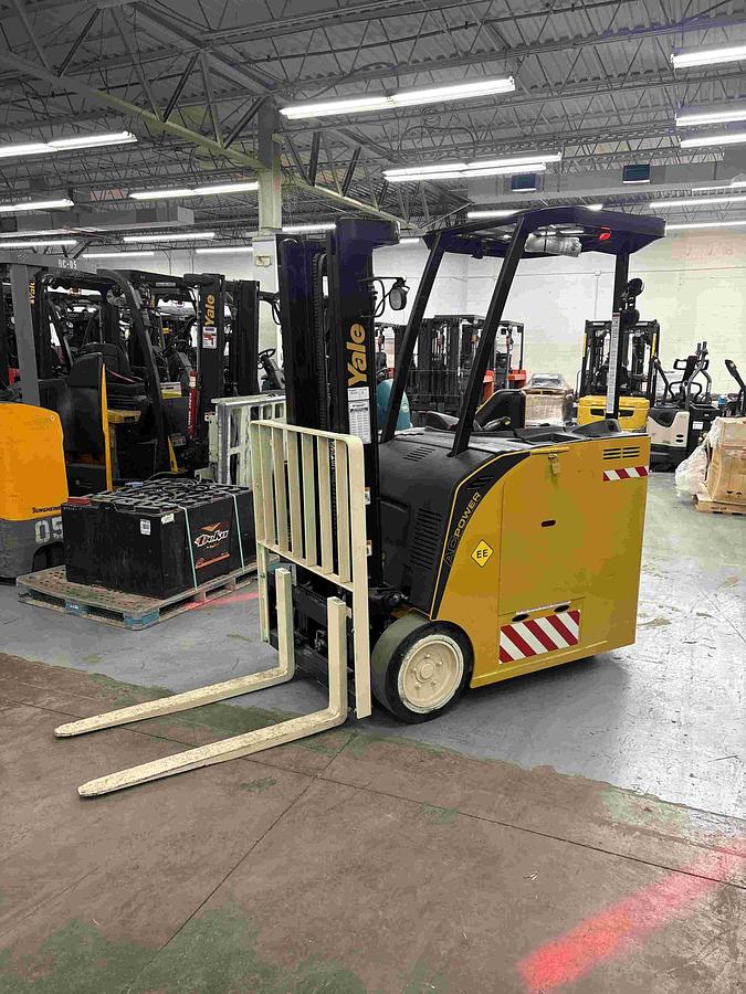 Side view of 2021 Yale ESC040AD EE‑Rated stand‑up Dockstocker with 2‑stage mast.