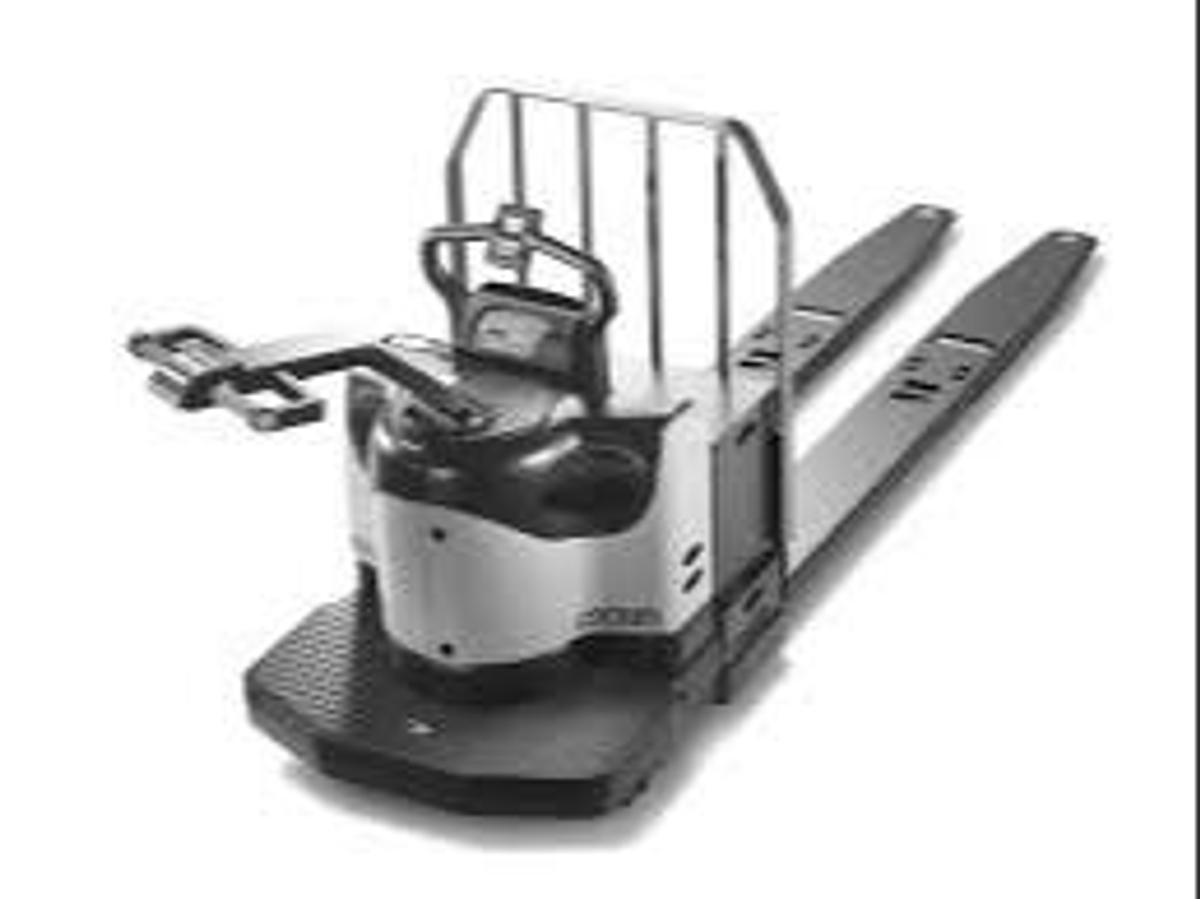 SOLD – Crown PE4500‑60 Rider Pallet Jack, 6,000 lb, Delivered to Centre de Locations D’Outils (Montreal) – Stock #5951469