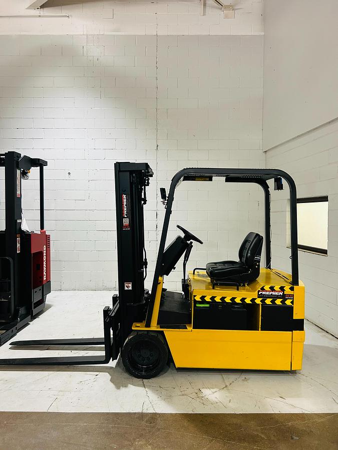 Caterpillar FC40 – side view – compact chassis, mast profile, poly cushion tires – 3-wheel electric forklift – Brampton ON