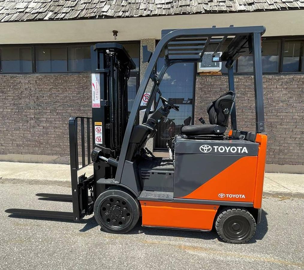 Profile view of 2017 Toyota 8FBCU25-EE electric forklift showing 4-wheel chassis, battery compartment, and side shift carriage