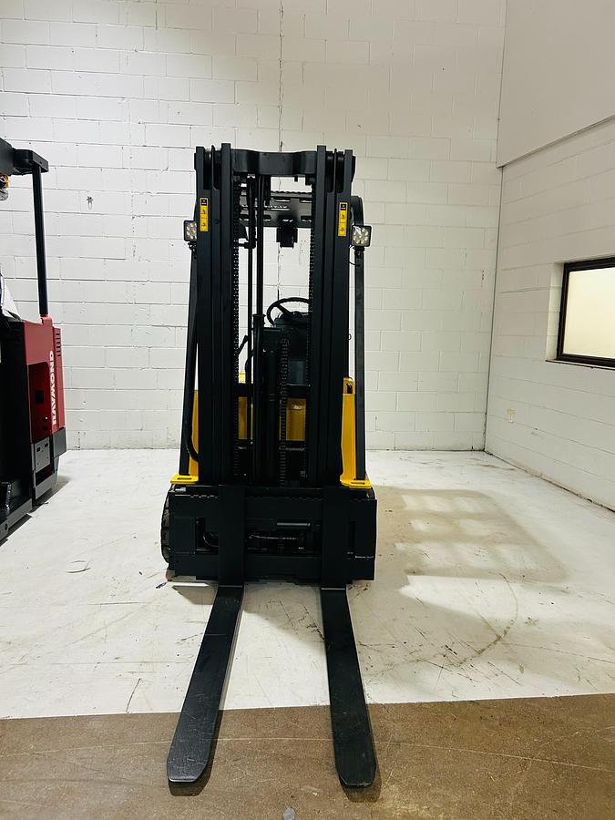 Caterpillar FC40 – front view – triple mast, fork carriage, cushion tires – 4,000 lb electric forklift – CSA certified – Brampton ON