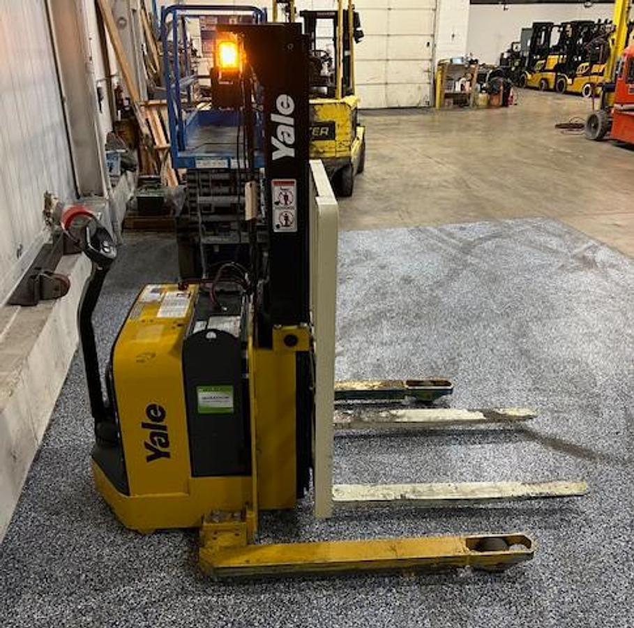Opposite side view of Yale MSW025 electric walkie stacker – CSA-certified 2,500 lb straddle stacker with 24V Curtis controller, adjustable baselegs, and poly tread tires – Premier Lift Equipment Brampton ON