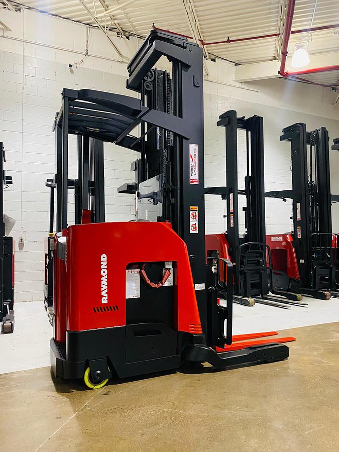 Front angled view showing mast rails and reach mechanism