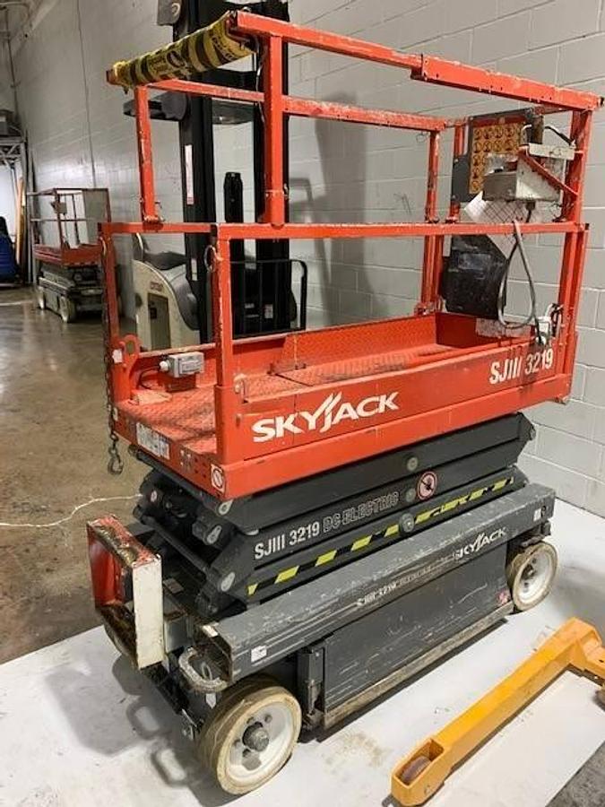 Skyjack SJIII 3219 – side angle view – scissor stack, platform extension deck, CSA safety decals – electric slab scissor lift – Brampton ON