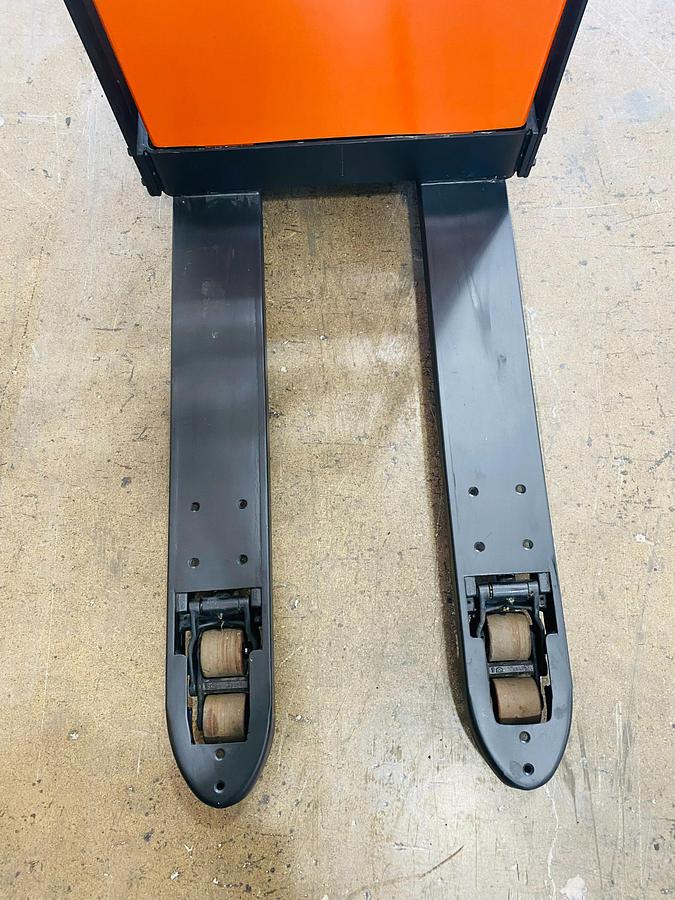 2022 BT LPE200Z top‑down forks view – 27x45 pallet forks – electric walkie rider – low‑level pallet transport