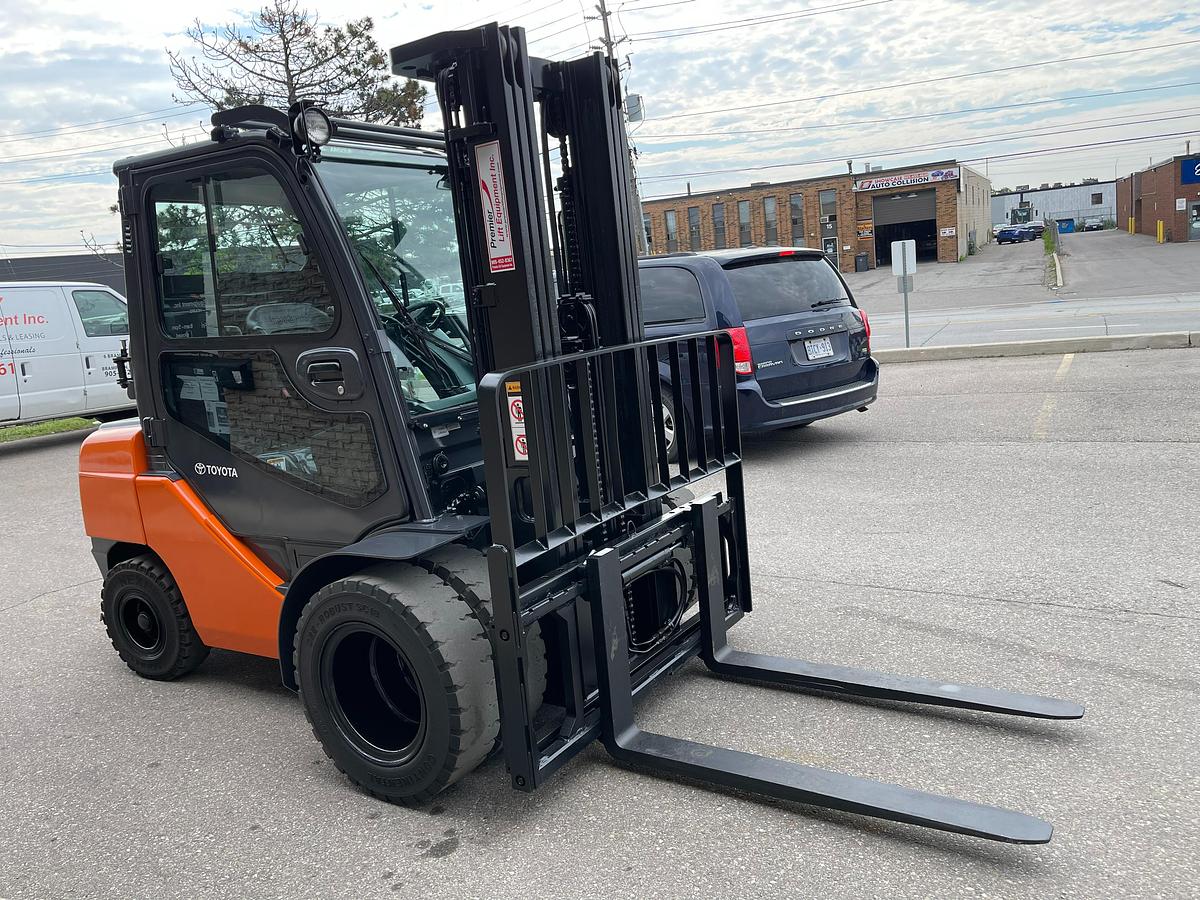 Toyota 8FGU30 – partial front view – enclosed cab, mast, and solid pneumatic tires – CSA-certified propane forklift – Brampton ON