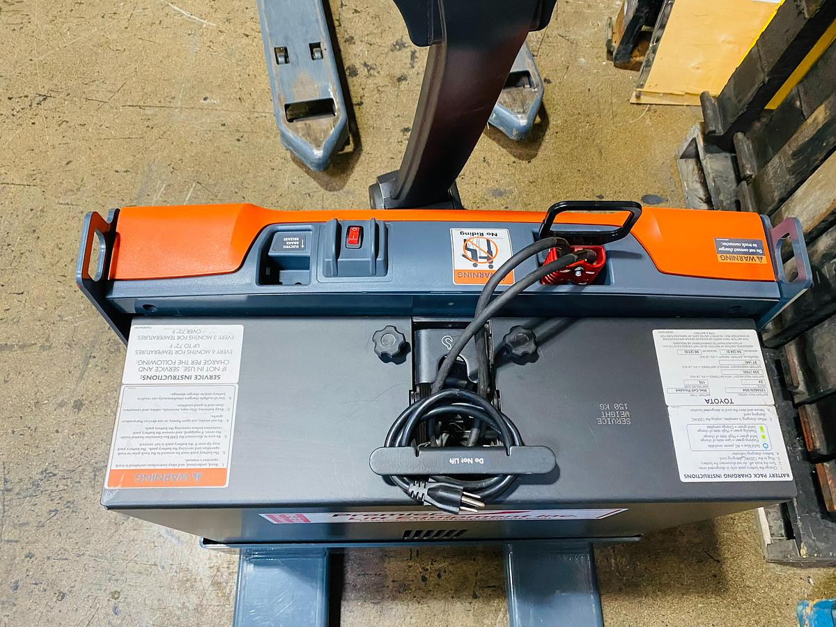 Front downward view of 27×45 tapered forks on Toyota 8HBW23 electric walkie