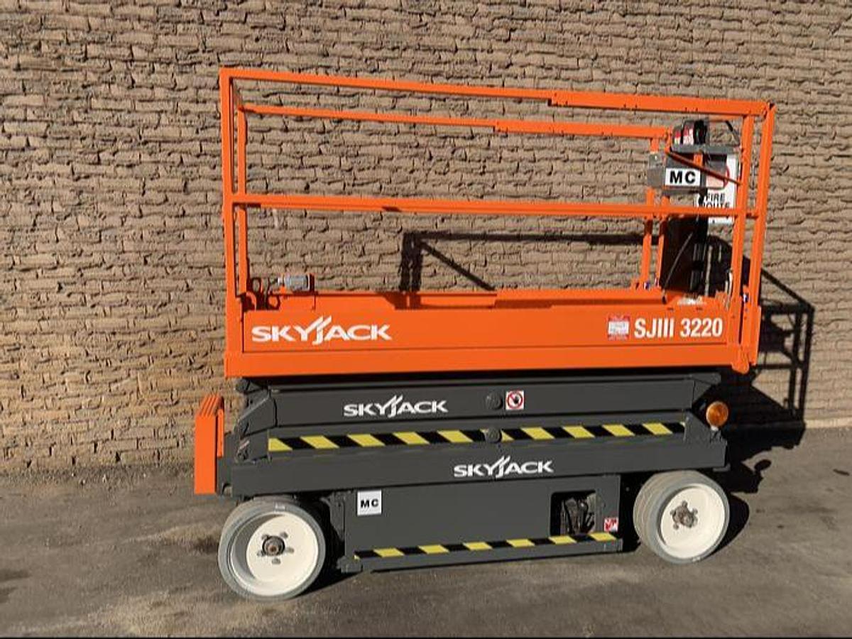 2013 Skyjack SJIII 3220 Electric Scissor Lift | 32’ Working Height | Narrow Slab | CSA Certified | Battery & Charger Included | Brampton ON | Export Ready