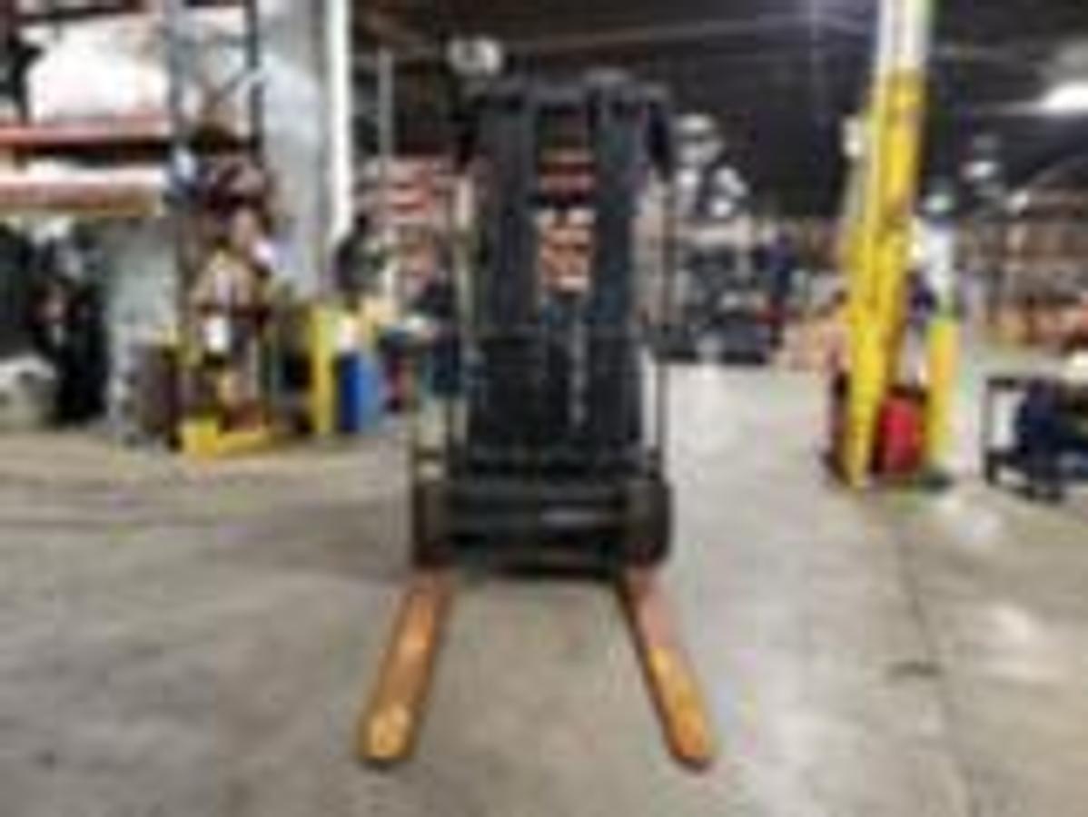 Front mast view showing quad mast and fork positioner