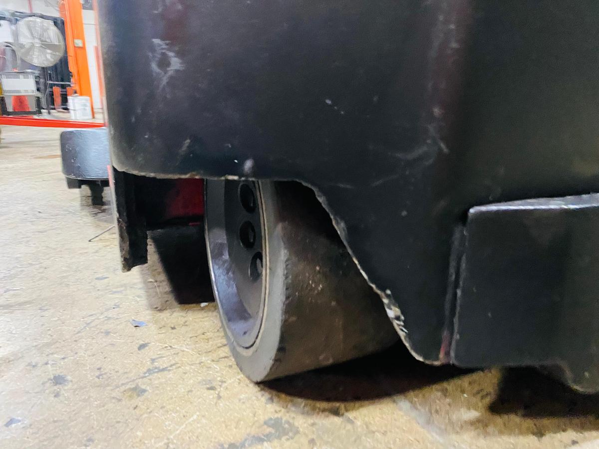 Rear Non Mark Poly Smooth Drive Tire