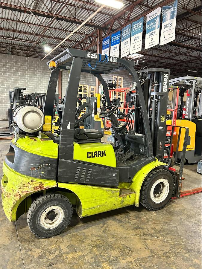 Clark C25 – side view – triple mast profile, pneumatic tires, operator cab – 5,000 lb LPG forklift – CSA certified – Brampton ON