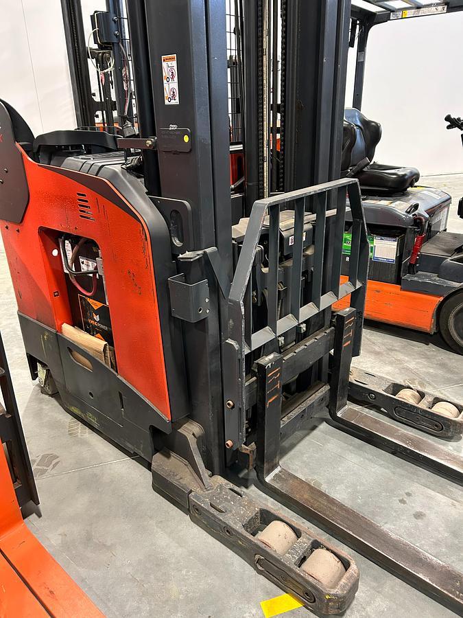 Opposite front‑side angle of Linde R22SX reach truck highlighting operator compartment, mast assembly, and 36V chassis.