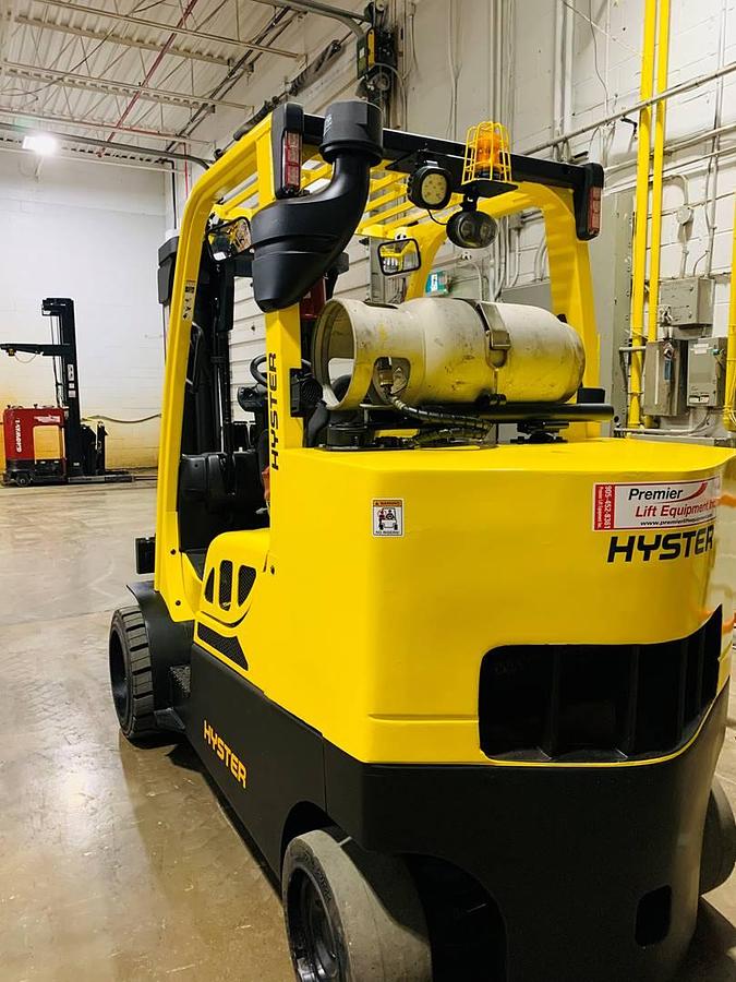 Rear side angle view of Hyster S120FT-PRS propane forklift – CSA-certified 12,000 lb clamp-equipped unit with short-frame chassis, 163” triple mast, and traction cushion tires – Premier Lift Equipment Brampton ON