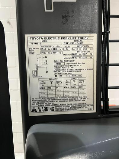 Data plate of Budget Toyota 7BPUE15 order picker showing model, serial, and capacity information.