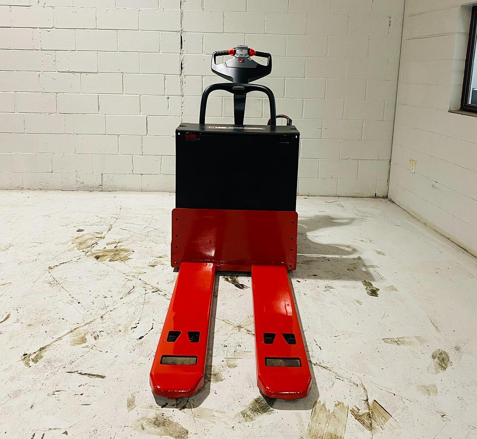 Front view of Raymond 8400 ride‑on walkie — forks, carriage, and front chassis