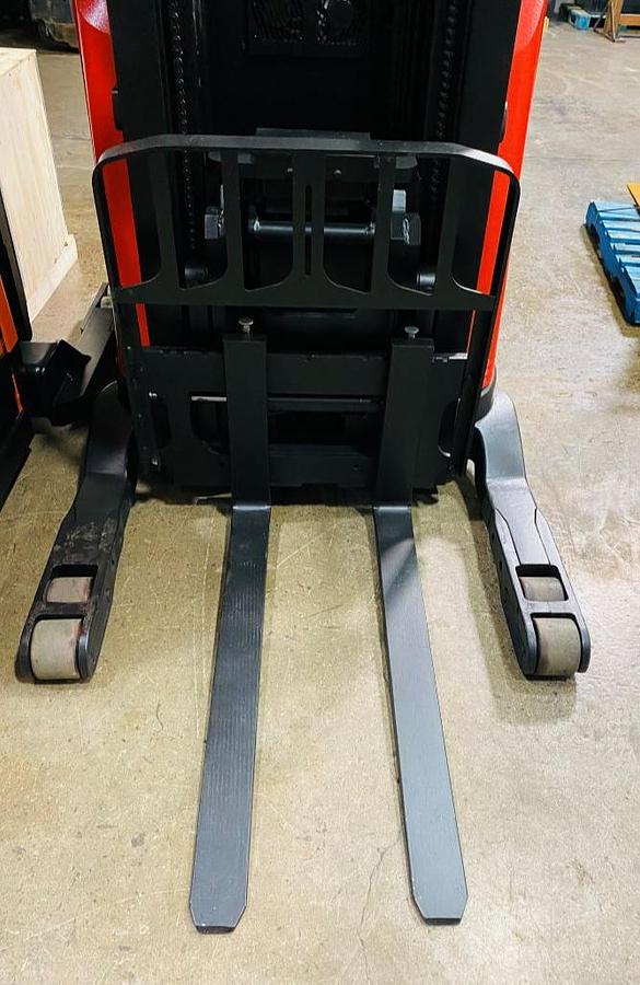 Raymond 750‑R45TT reach truck – front view with 42 inch forks and straddle legs