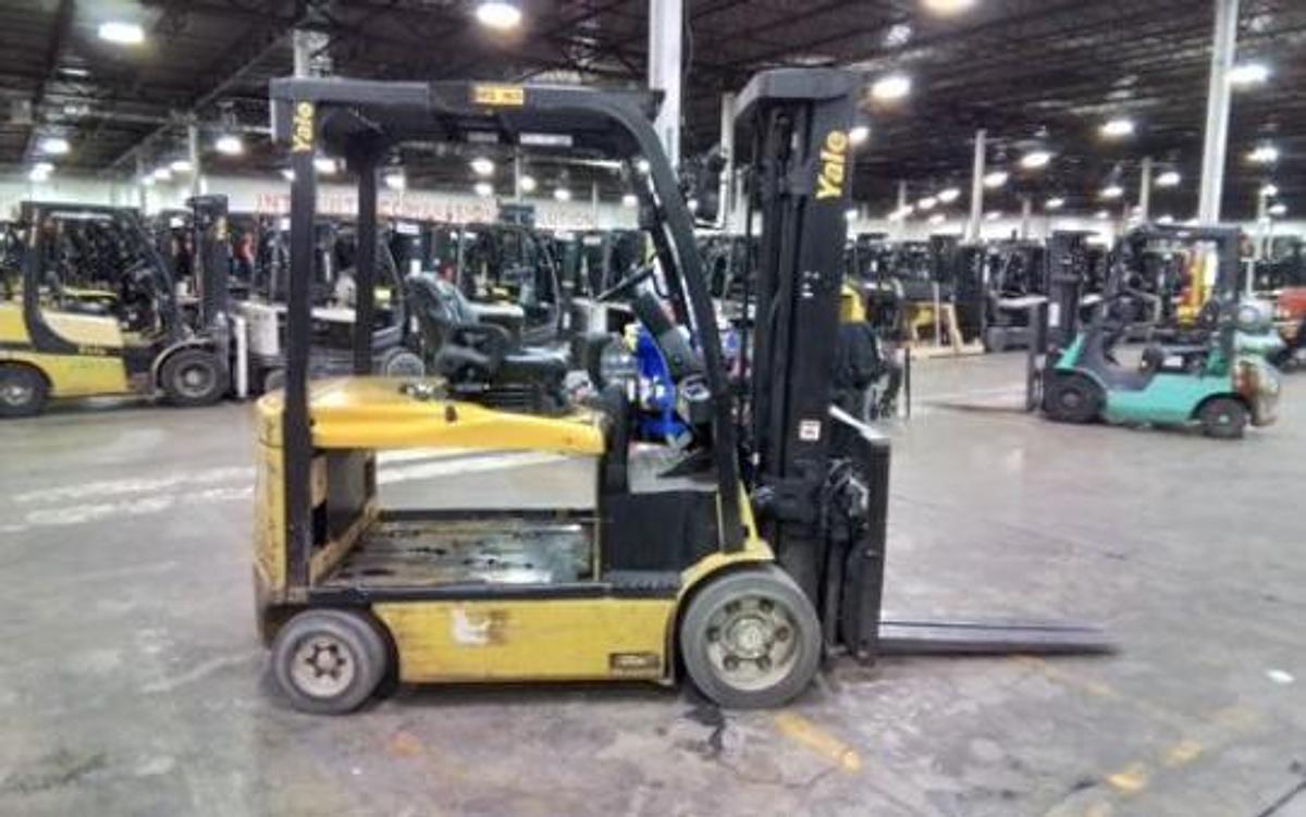 Side view of CSA-certified Yale ERC070VGN electric forklift with 3-stage mast and cushion tires – staged in Brampton ON