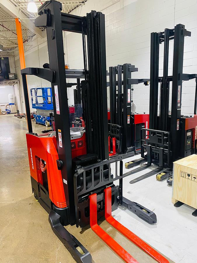 Front angled view showing mast rails and reach mechanism