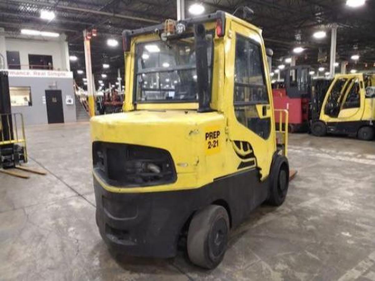 CSA-Certified 2021 Hyster S155FT Diesel Forklift – Rear Corner Showing Mast Base and Tire Tread