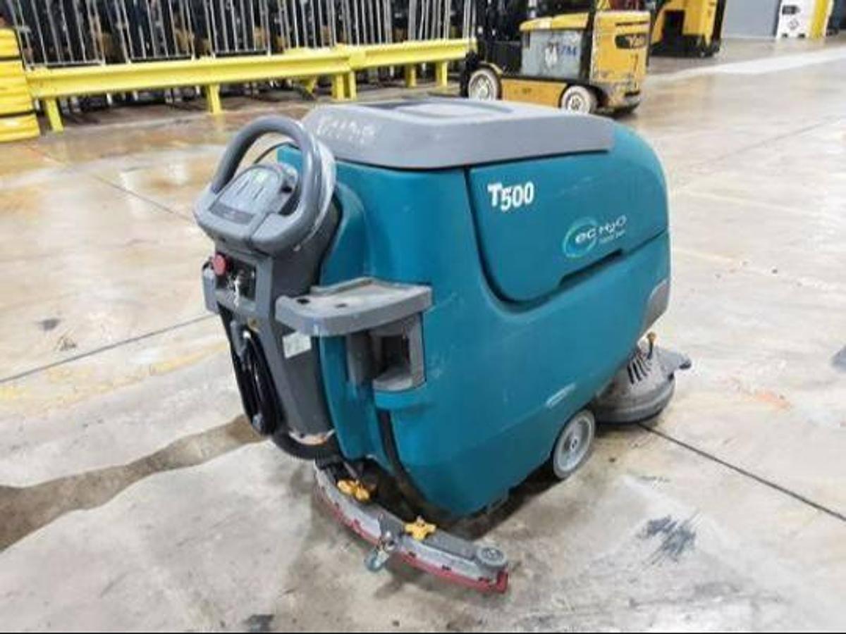 Tennant T500 – rear angle view – recovery tank, squeegee assembly, CSA/MOL decals – electric floor scrubber – Brampton ON