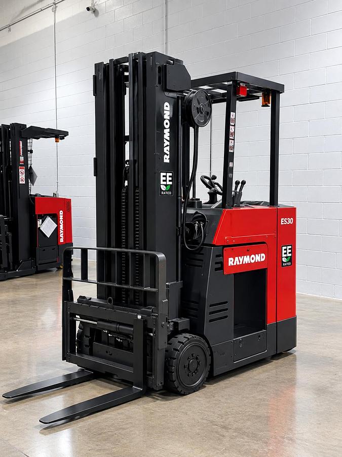 Front angle view of Raymond 060C40TT EE‑rated counterbalance — mast and chassis