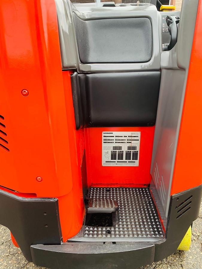 Operator compartment of Raymond ET‑R40TT Budget reach truck — controls, steering, and platform
