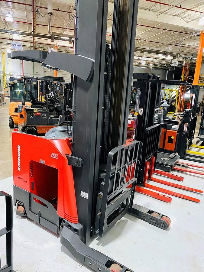 Front angled view showing mast rails and reach mechanism