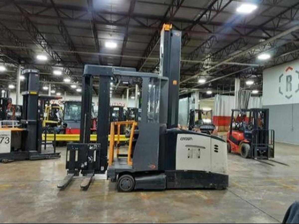 Crown TSP6500-33 – side profile – seated operator cab, mast rails, and chassis – electric turret forklift – CSA certified – Brampton ON
